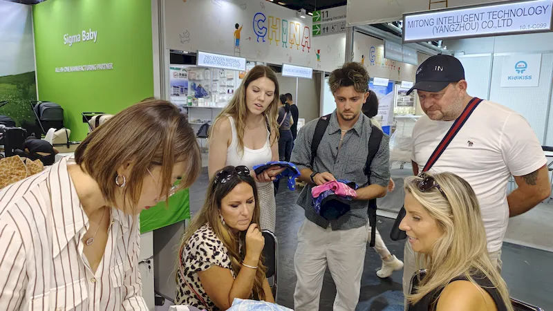 Kingsoo team communicating with exhibition visitors