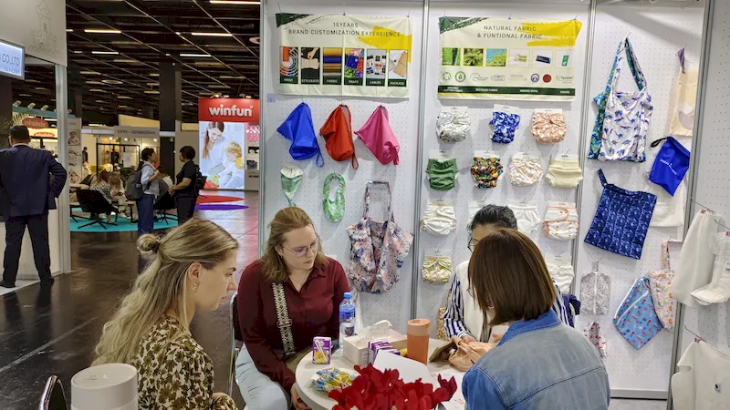 Kingsoo meeting with customers at an exhibition